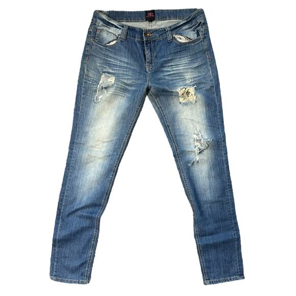 2b bebe Jeans Women's Size 31 Medium Dark Wash Ripped Lace Detailing Denim - Picture 1 of 6